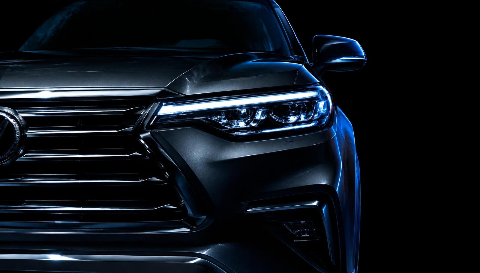 Close na dianteira de um SUV grafite com luz azul